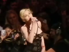 Звезда во время концерта мастурбирует и показывает интимные части тела, Мадонна (Чикконе Луиза Вероника)